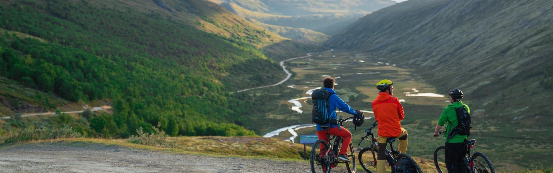 Foto: Yngve Ask/Mountains of Norway-Cyclists-overlooking-Grimsdalen-valley.web